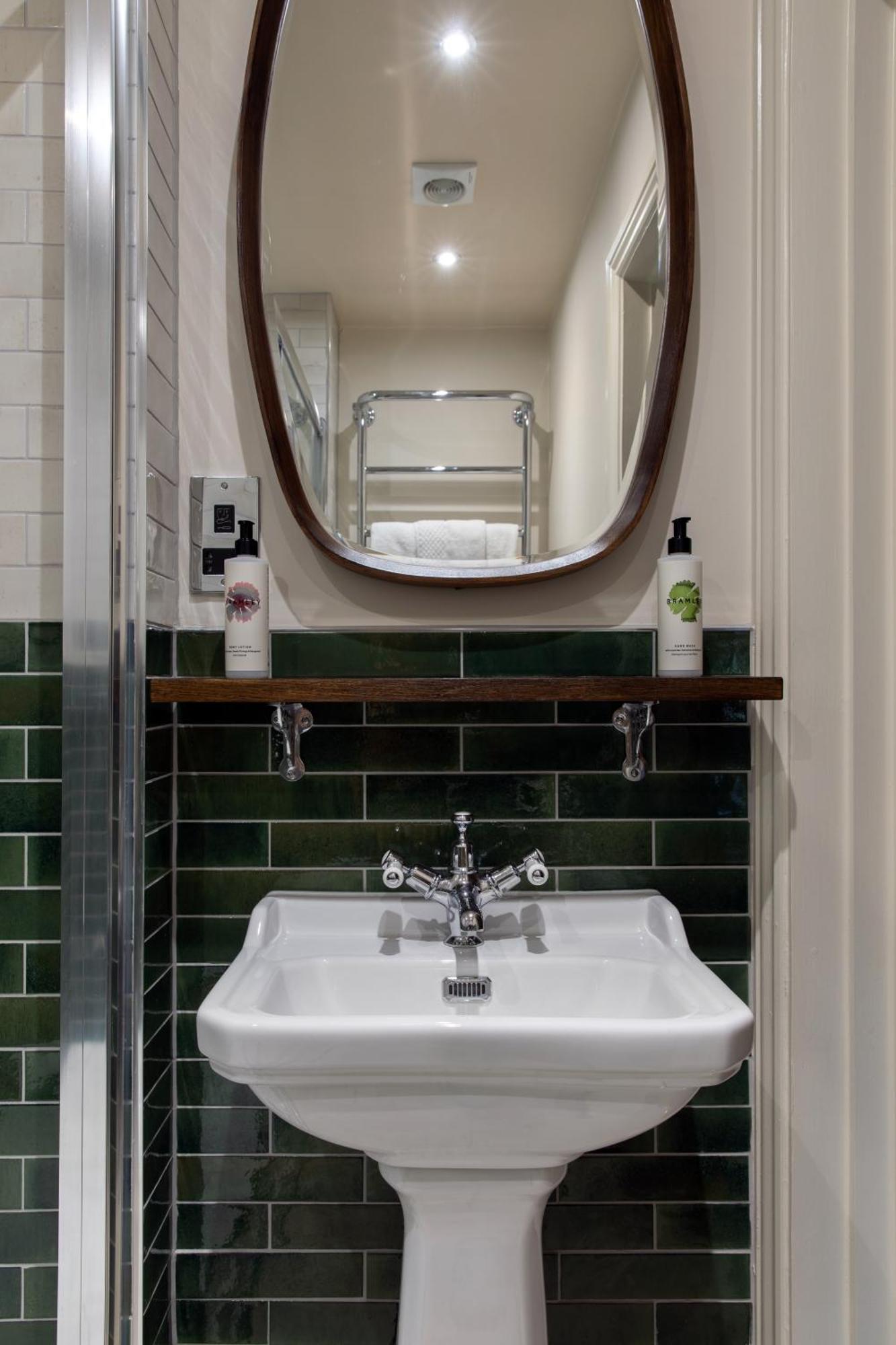 The Carnarvon Arms Hotel Newbury  Buitenkant foto