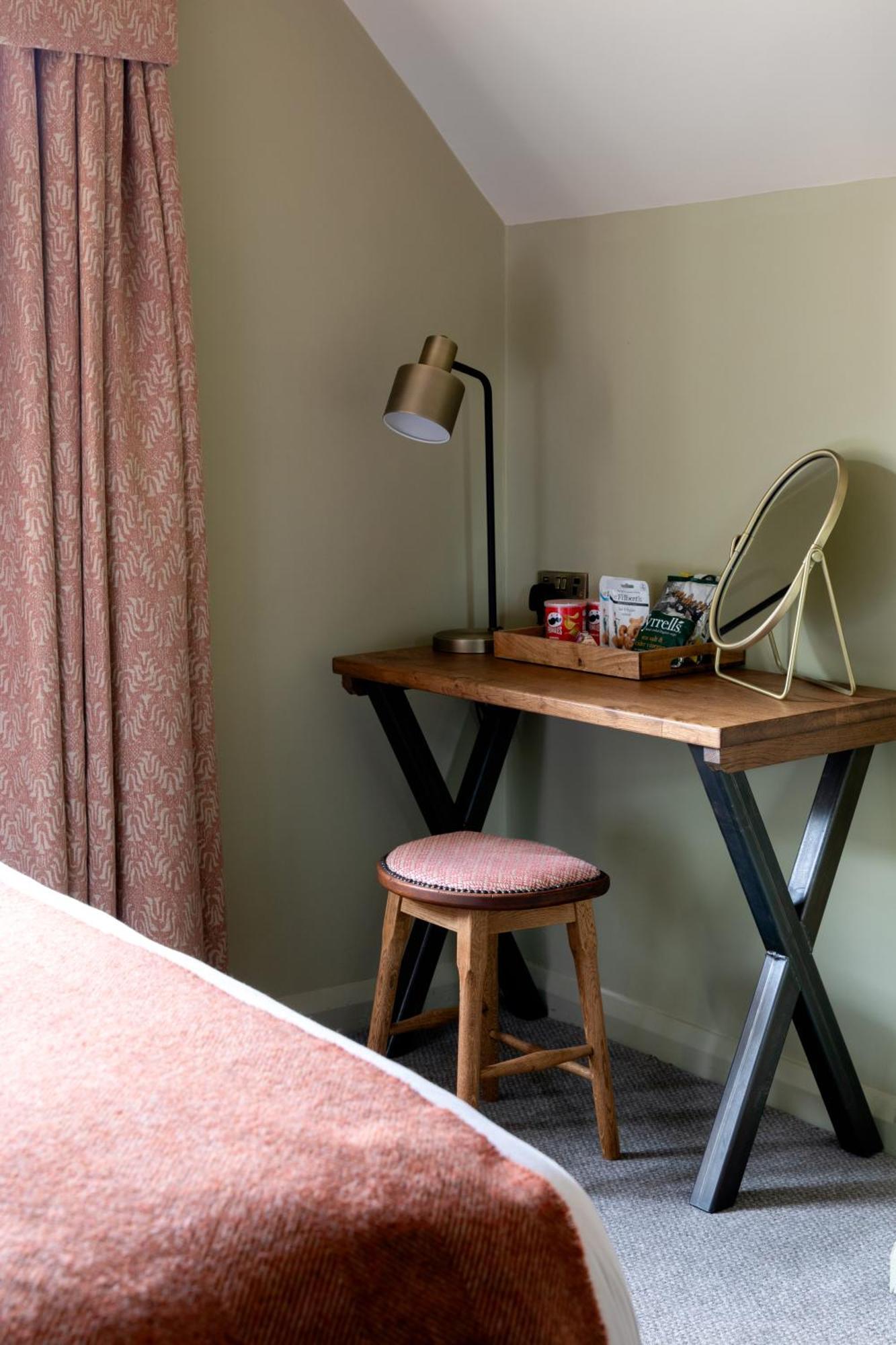 The Carnarvon Arms Hotel Newbury  Buitenkant foto