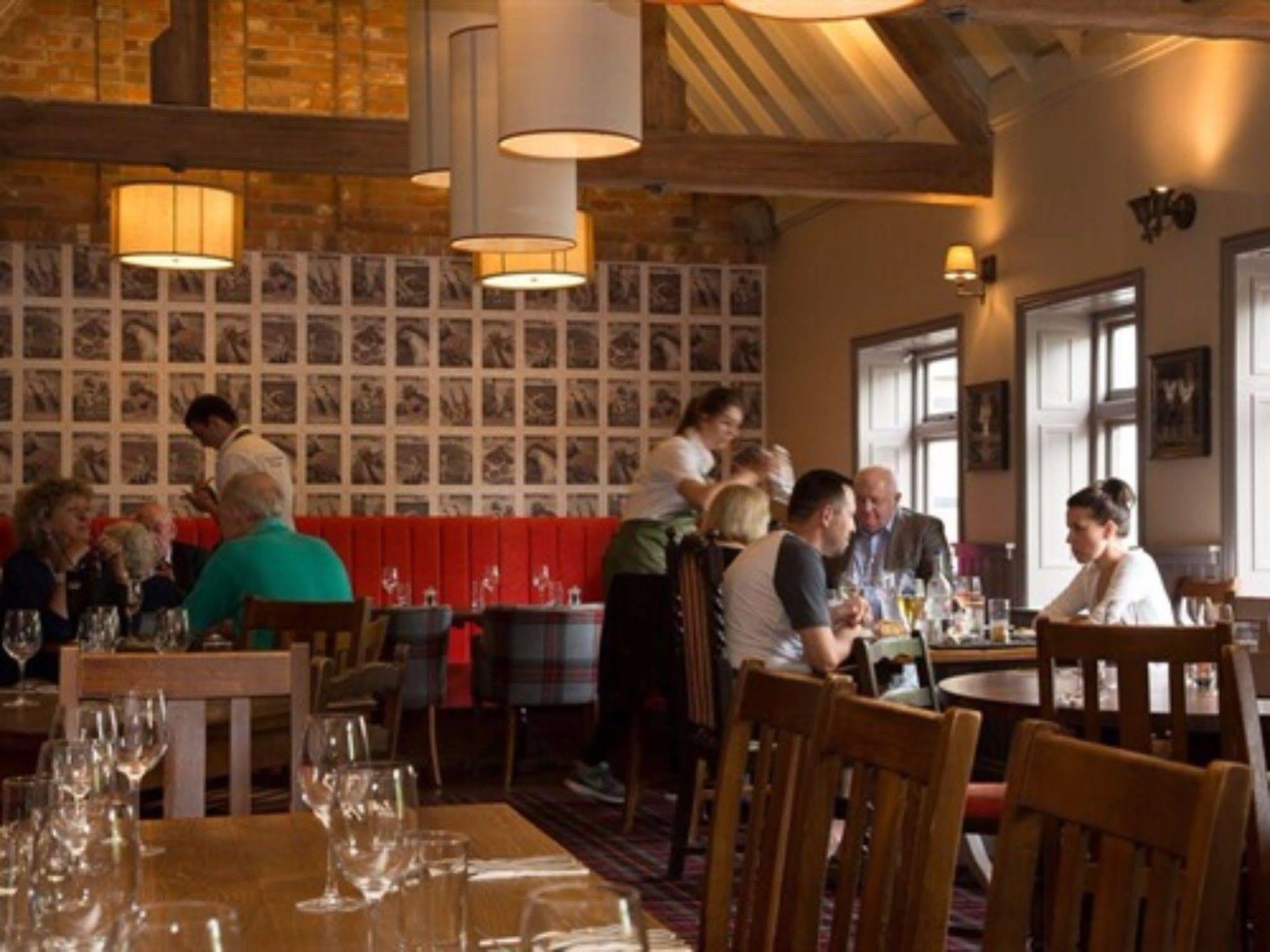 The Carnarvon Arms Hotel Newbury  Buitenkant foto