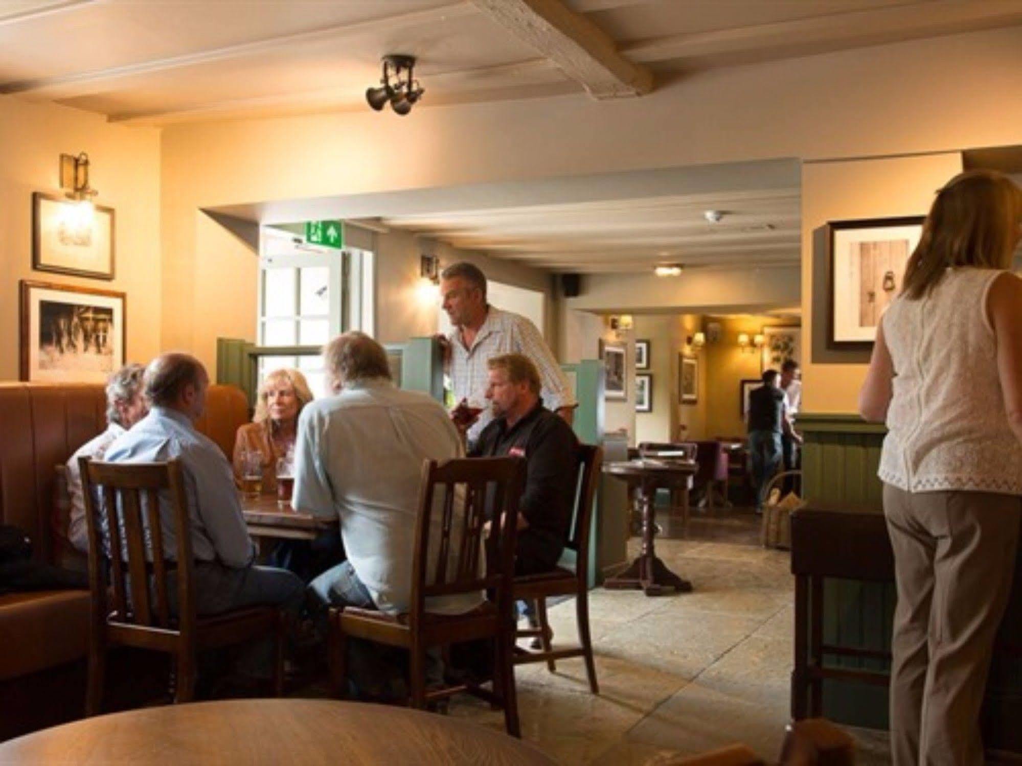 The Carnarvon Arms Hotel Newbury  Buitenkant foto
